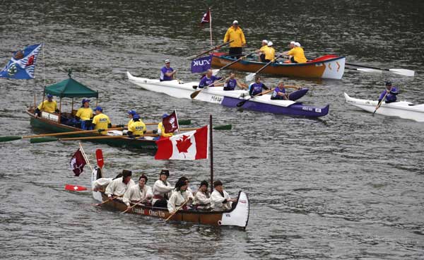 Pleasure boats of all shapes and sizes muster on the River Thames, in celebration of the Queen's Diamond Jubilee, near Putney Bridge in London June 3, 2012. Britain's Queen Elizabeth will lead an armada of 1,000 boats in a gilded royal barge on Sunday in a spectacular highlight of four days of nationwide celebrations to mark her 60th year on the throne. [Photo/Agencies] 